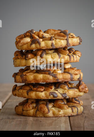 Sweet cookies aux pépites de chocolat avec des cacahuètes Banque D'Images