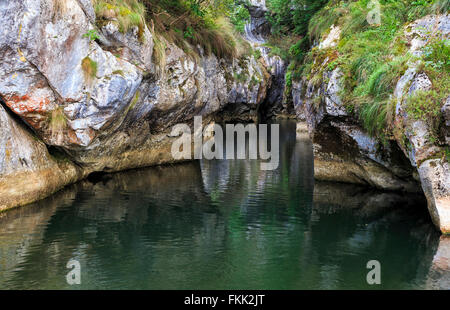 L'eau s'écoule entre les murs de gorges Banque D'Images