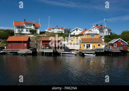 Falu red maisons de pêcheurs dans le port, Hälleviksstrand, Bohuslän Orust, côte, au sud-ouest de la Suède, Suède, Scandinavie, Europe Banque D'Images