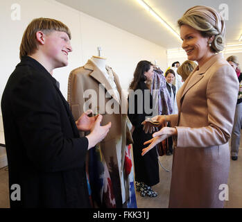 Anvers, Belgique. 09Th Mar, 2016. La Reine Mathilde de Belgique (R) parle avec la mode allemande, étudiant, Zuerndorf Timo à l'Académie de la mode à Anvers, Belgique, 09 mars 2016. Le président allemand est sur une visite de trois jours en Belgique. Photo : WOLFGANG KUMM/dpa/Alamy Live News Banque D'Images