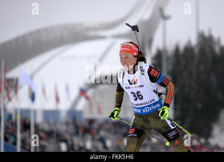 Oslo, Norvège. 9 mars, 2016. Laura Dahlmeier de l'Allemagne en action au cours de la femme 15km individuel aux Championnats du monde de biathlon, dans l'Arène de ski de Holmenkollen, Oslo, Norvège, 09 mars 2016. Photo : Hendrik Schmidt/dpa dpa : Crédit photo alliance/Alamy Live News Banque D'Images