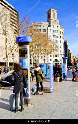 Distributeurs automatiques de billets de l'aérobus jusqu'à l'aéroport de la ville de Barcelone. Plaça de Catalunya, Barcelone, Catalogne, Espagne Banque D'Images