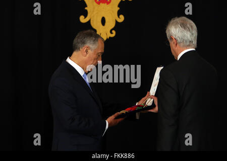 Lisbonne, Portugal. Mar 9, 2016. Nouvelles Le Président du Portugal, Marcelo Rebelo de Sousa (L) prend possession de l'insigne de la bande des trois ordres au Palais de Belém à Lisbonne le 9 mars 2016. Crédit : Pedro Fiuza/ZUMA/Alamy Fil Live News Banque D'Images