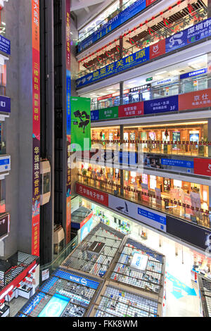 Shenzhen, Chine - le 18 janvier 2016 : Intérieur de l'AC Mart l'un des plus grand centre commercial de la vente des appareils électroniques à Shenzhen. Banque D'Images