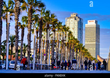 Passeig Maritim, à l'hôtel Arts et la Tour Mapfre. Barceloneta, Barcelone, Catalogne, Espagne. Banque D'Images