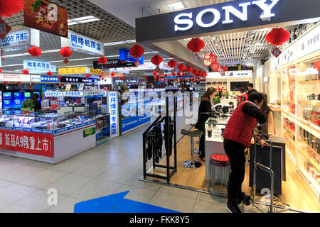 Shenzhen, Chine - le 18 janvier 2016 : Intérieur de l'AC Mart l'un des plus grand centre commercial de la vente des appareils électroniques à Shenzhen. Banque D'Images