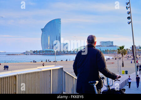 La plage de Barceloneta et W Hotel. Barcelone, Catalogne, Espagne. Banque D'Images