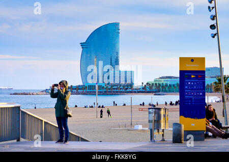 La plage de Barceloneta et W Hotel. Barcelone, Catalogne, Espagne. Banque D'Images