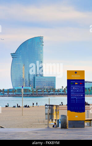 La plage de Barceloneta et W Hotel. Barcelone, Catalogne, Espagne. Banque D'Images