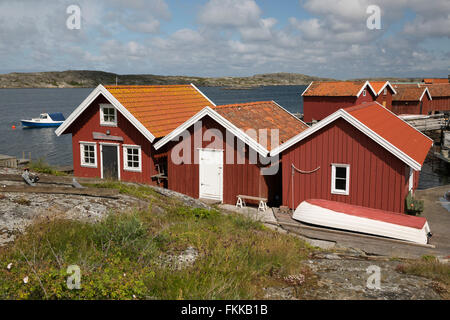 Falu traditionnelles maisons de pêcheurs rouges, l'île de Käringön, Bohuslän, au sud-ouest de la côte de la Suède, Suède, Scandinavie, Europe Banque D'Images