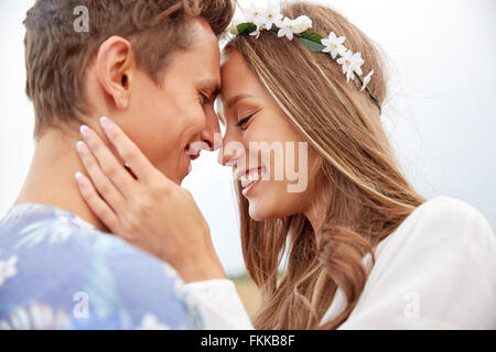 Happy smiling young couple outdoors hippie Banque D'Images