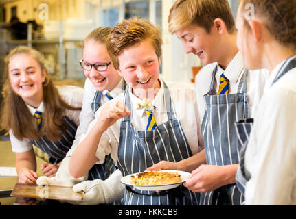 Une année 9 classe de technologie alimentaire dans une école secondaire UK Banque D'Images