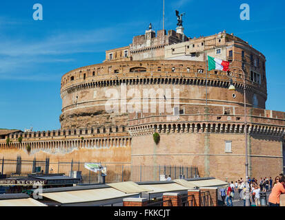 Le Château Sant' Angelo et drapeau italien Rome Lazio Italie Europe Banque D'Images