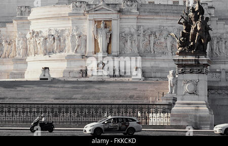 Soldats qui gardaient le Tombeau du Soldat inconnu sous statue de la déesse Roma, monument de Vittorio Emanuele II, Piazza Venezia, Rome, Latium Italie Banque D'Images