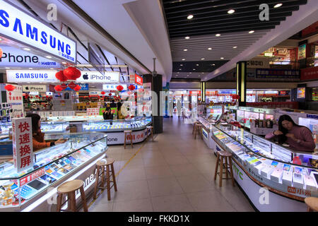 Shenzhen, Chine - le 18 janvier 2016 : Intérieur de l'AC Mart l'un des plus grand centre commercial de la vente des appareils électroniques à Shenzhen. Banque D'Images