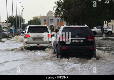 Abu Dhabi. Mar 9, 2016. Les véhicules roulent sur une route inondée après de fortes pluies à Abu Dhabi, Emirats arabes unis (EAU), le 9 mars 2016. Source : Xinhua/Alamy Live News Banque D'Images