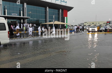 Abu Dhabi. Mar 9, 2016. Photo prise le 9 mars 2016 montre une route inondée en face d'un aéroport après de fortes pluies à Abu Dhabi, Emirats arabes unis (EAU). Source : Xinhua/Alamy Live News Banque D'Images