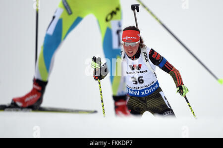 Oslo, Norvège. 9 mars, 2016. Laura Dahlmeier de l'Allemagne en action au cours de la femme 15km individuel aux Championnats du monde de biathlon, dans l'Arène de ski de Holmenkollen, Oslo, Norvège, 09 mars 2016. Photo : Hendrik Schmidt/dpa dpa : Crédit photo alliance/Alamy Live News Banque D'Images