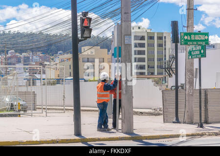 QUITO, EQUATEUR, octobre - 2015 - scène urbaine de deux travailleurs de la construction à parler en périphérie de la ville de Quito, district de l'habitant Banque D'Images