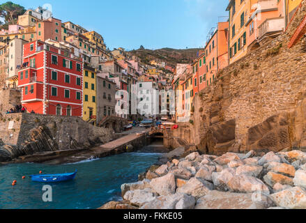 Village de pêcheurs, Riomaggiore dans un coucher de soleil, Italie Banque D'Images