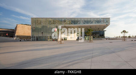 Villa Méditerranée, un complexe de bâtiments du 21ème siècle au coeur de la ville de Marseille, conçu par Stefano Boeri, Gianandrea Barreca, et Giovanni La Varra de Boeri Studio Banque D'Images