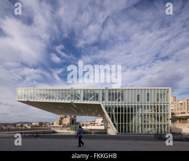 Villa Méditerranée, un complexe de bâtiments du 21ème siècle au coeur de la ville de Marseille, conçu par Stefano Boeri, Gianandrea Barreca, et Giovanni La Varra de Boeri Studio Banque D'Images