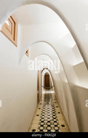 Une vue de l'intérieur de la Casa Batllo dans le grenier. Arcs paraboliques. Banque D'Images