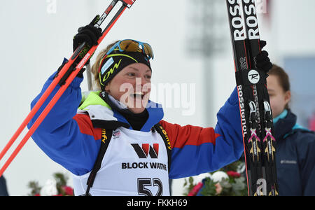 Oslo, Norvège. 9 mars, 2016. La Biathlète Marie Dorin Habert Féminine de France célèbre remportant la médaille d'or lors de la cérémonie des fleurs pour les femmes 15km individuel aux Championnats du monde de biathlon, dans l'Arène de ski de Holmenkollen, Oslo, Norvège, 09 mars 2016. Photo : Hendrik Schmidt/dpa dpa : Crédit photo alliance/Alamy Live News Banque D'Images