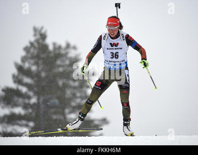 Oslo, Norvège. 9 mars, 2016. Laura Dahlmeier de l'Allemagne en action au cours de la femme 15km individuel aux Championnats du monde de biathlon, dans l'Arène de ski de Holmenkollen, Oslo, Norvège, 09 mars 2016. Photo : Hendrik Schmidt/dpa dpa : Crédit photo alliance/Alamy Live News Banque D'Images