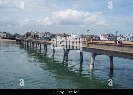 Une vue de la jetée de Deal et de bleu des eaux calmes. Sur une journée d'été. Banque D'Images