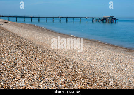 Une vue de la jetée dans le Kent, bleu, des eaux calmes. Sur une journée d'été. Banque D'Images