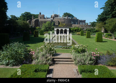 Une vue sur le château et les jardins de Walmer, une journée ensoleillée au fort d'artillerie côtières. Banque D'Images