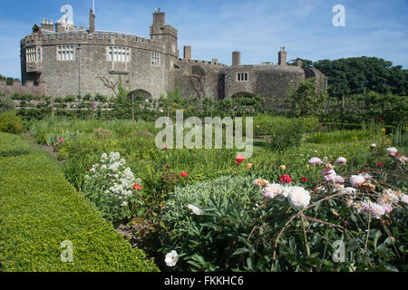 Une vue sur le château et les jardins de Walmer, une journée ensoleillée au fort d'artillerie côtières. Banque D'Images