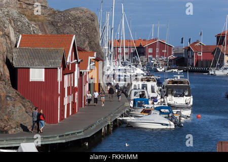 Promenade avec falu red maisons de pêcheurs le long harbour, Smögen, Bohuslän, au sud-ouest de la côte de la Suède, Suède, Scandinavie, Europe Banque D'Images
