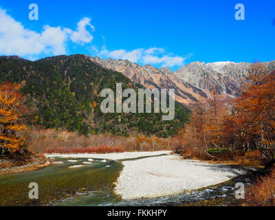 Vue sur montagne kamikochi au cours de l'automne Banque D'Images