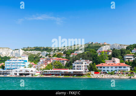 Paysage urbain d'été de Balchik resort town, côte de Mer Noire, région de Varna, Bulgarie Banque D'Images