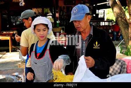 Chiang Mai, Thaïlande - 29 décembre 2012 : la famille Thaï nouilles cuisine au marché du dimanche) Banque D'Images