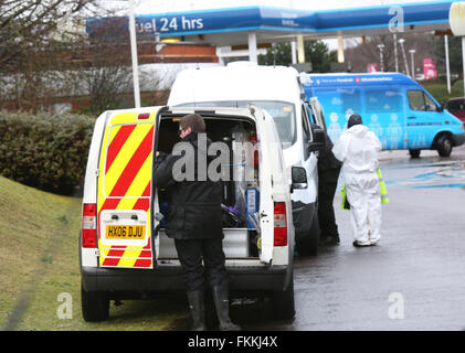 Portsmouth, Hampshire, Royaume-Uni. 9 mars, 2016. Un entrepreneur qui s'apprête à effectuer des travaux dans une zone fait la triste découverte d'un corps décapité dans un bois au Tesco Extra dans North Harbour dans Portsmouth juste avant 11h ce matin. La police a été appelée sur les lieux à l'Northarbor Tesco store à environ 11h30 après la découverte. La police a enregistré jusqu'au garage et trois voitures de police étaient sur les lieux. Credit : uknip/Alamy Live News Banque D'Images