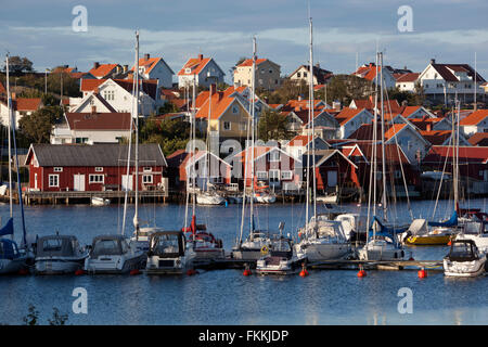 Vue sur le village et le port de pêche, Hovenäset, Bohuslän, au sud-ouest de la côte de la Suède, Suède, Scandinavie, Europe Banque D'Images