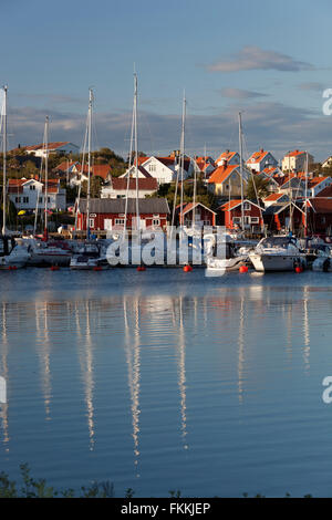 Vue sur le village et le port de pêche, Hovenäset, Bohuslän, au sud-ouest de la côte de la Suède, Suède, Scandinavie, Europe Banque D'Images