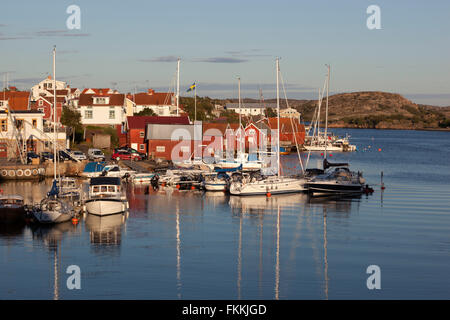 Vue sur le village et le port de pêche, Hovenäset, Bohuslän, au sud-ouest de la côte de la Suède, Suède, Scandinavie, Europe Banque D'Images