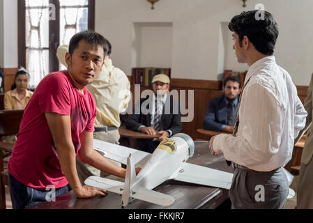 Jogjakarta, Indonésie. 8 mars, 2016. Hanung Bramantyo Le directeur explique la scène à acteur Reza Rahadian pendant le tournage de film sur le tout nouveau président Bacharuddin Jusuf Habibie le 8 mars 2016 dans la région de Jogjakarta. Credit : Maroš Markovic/Alamy Live News Banque D'Images