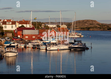 Vue sur le village et le port de pêche, Hovenäset, Bohuslän, au sud-ouest de la côte de la Suède, Suède, Scandinavie, Europe Banque D'Images