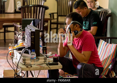 Jogjakarta, Indonésie. 8 mars, 2016. Hanung Bramantyo le directeur regarde la caméra surveille pendant le tournage du film Rudy Habibie le 8 mars 2016 dans la région de Jogjakarta. Credit : Maroš Markovic/Alamy Live News Banque D'Images