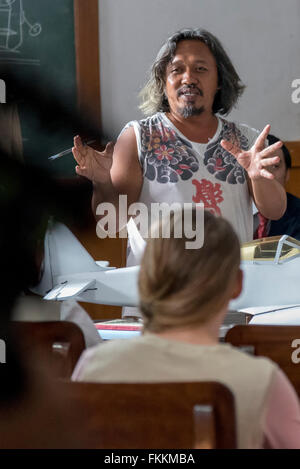 Jogjakarta, Indonésie. 8 mars, 2016. Faozan Rizal le directeur aidant pendant le tournage de film sur le tout nouveau président Bacharuddin Jusuf Habibie le 8 mars 2016 dans la région de Jogjakarta. Credit : Maroš Markovic/Alamy Live News Banque D'Images