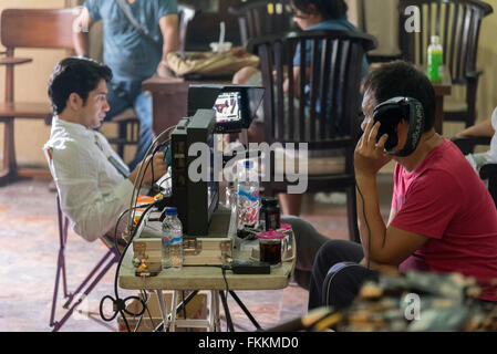 Jogjakarta, Indonésie. 8 mars, 2016. Hanung Bramantyo le directeur et l'acteur Reza Rahadian regarder la caméra surveille pendant le tournage du film Rudy Habibie le 8 mars 2016 dans la région de Jogjakarta. Credit : Maroš Markovic/Alamy Live News Banque D'Images