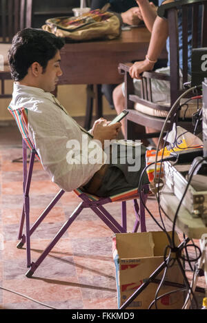 Jogjakarta, Indonésie. 8 mars, 2016. L'acteur Reza Rahadian reposant sur la chaise pendant le tournage de film sur le tout nouveau président Bacharuddin Jusuf Habibie le 8 mars 2016 dans la région de Jogjakarta. Credit : Maroš Markovic/Alamy Live News Banque D'Images