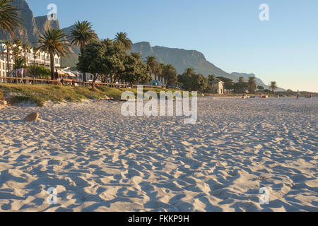 Coucher de soleil sur la plage de Camps Bay, Afrique du Sud, avec les douze apôtres, montagnes en arrière-plan Banque D'Images