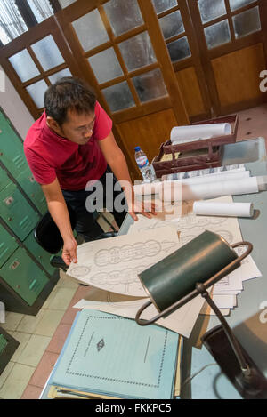 Jogjakarta, Indonésie. 8 mars, 2016. Hanung Bramantyo le directeur travaillant sur la scène pendant la prise de la marque nouveau film sur le président Bacharuddin Jusuf Habibie le 8 mars 2016 dans la région de Jogjakarta. Credit : Maroš Markovic/Alamy Live News Banque D'Images