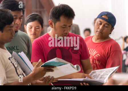 Jogjakarta, Indonésie. 8 mars, 2016. Hanung Bramantyo le directeur consulting le scénario pendant le tournage de film sur le tout nouveau président Bacharuddin Jusuf Habibie le 8 mars 2016 dans la région de Jogjakarta. Credit : Maroš Markovic/Alamy Live News Banque D'Images